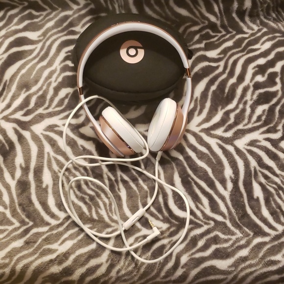 Gently use Rose Gold beats solo 3 - Picture 8 of 8